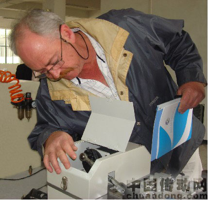 Mr.Eugene Gouws 正在觀察機器運作情況