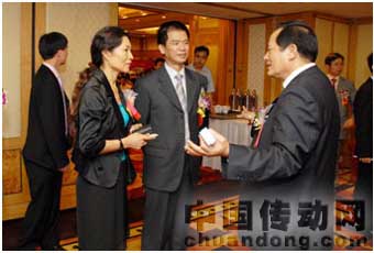 廣州市對外貿易經濟合作局對外經濟合作處處長張麗萍（左一）