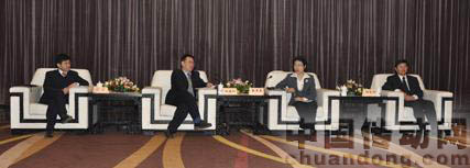 圖中從左至右為西門子(中國(guó))有限公司高級(jí)副總裁高巖，教育部職業(yè)教育與成人教育司副司長(zhǎng)劉建同，教育部國(guó)際合作與交流司司長(zhǎng)張秀琴，上海信息技術(shù)學(xué)校校長(zhǎng)鄔憲偉 