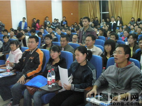 哈工大宣講現(xiàn)場(chǎng)，學(xué)生正在提問(wèn)，反響強(qiáng)烈