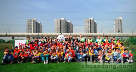 賽默飛世爾科技中國區總經理邁世福先生及志愿者們與上海竹林民工子弟小學孩子們合影留念