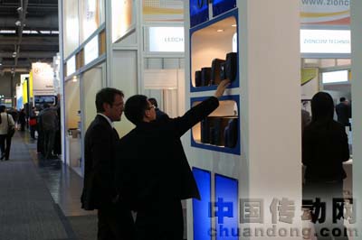 科士達重點向國際買家推薦的是Hipower系列高端大容量UPS、定制化的一體化柜式機房系統(tǒng)、鉛酸蓄電池防漏液專利托盤技術(shù)、直流電源、以及太陽能光伏逆變器等產(chǎn)品