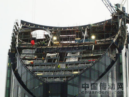 整個大廈高約148米,其頂部將安裝三座風(fēng)力渦輪發(fā)電機,屆時將可以為整幢建筑提供約8%的能源。