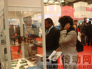 大恒圖像孔蘇豫先生向外國客戶做介紹