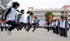 高坪鎮中學學生在進行課間活動