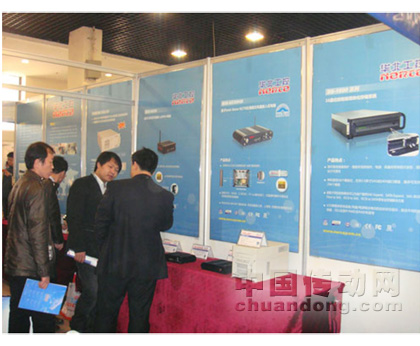 工作人員與客戶現場交流洽談