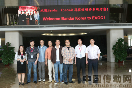 韓國(guó)BANDAI KOREA公司田容碩部長(zhǎng)(右三)一行與夢(mèng)天堂網(wǎng)絡(luò)總裁樊小寧先生(右二)等合影