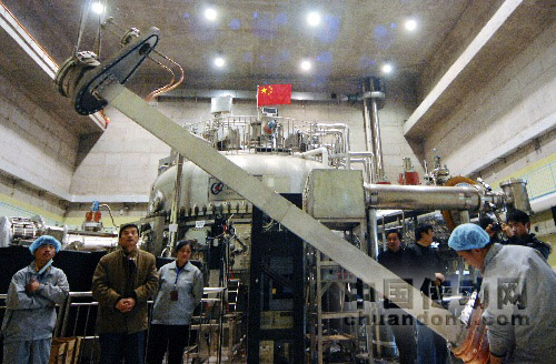 工作人員在為“人造太陽”的下一輪實驗做準備。