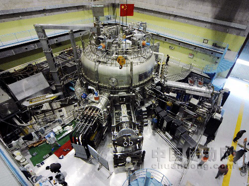 工作人員在“人造太陽”前忙碌，為下一輪實驗做準備。