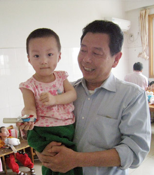 基金會代表慰問兒童