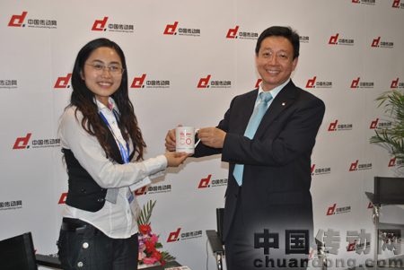 庫伯勒宣總向傳動網贈送50周年紀念杯