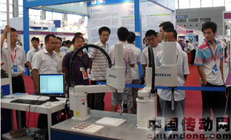 圖為各觀展人員對我司機器人都非常關注