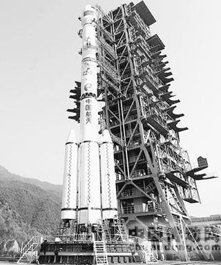 固定在發射塔架上的長征三號丙火箭