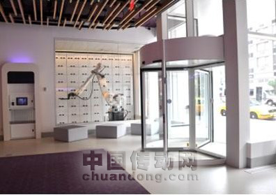 ABB工業機器人“獲聘”曼哈頓時尚酒店“行李生”