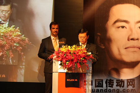 圖左)庫卡機器人亞太區董事總經理Alwin Berninger 與 (圖右)庫卡機器人（上海）首席執行官Mun Chee Yin致歡迎詞