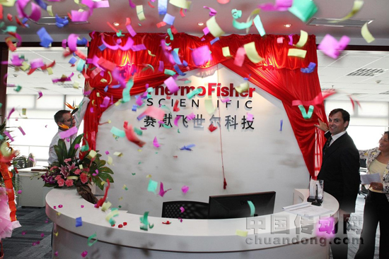 賽默飛世爾科技中國區副總裁兼總經理邁世福先生（右）為成都辦公室揭幕