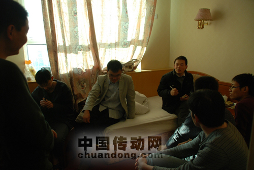 記者采訪風電科技公司工程現場調試人員