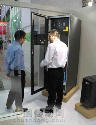 英威騰電源公司銷售總監鐘開高（右一）為客戶介紹UPS