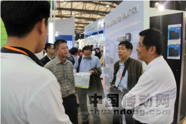 英威騰董事長兼總經理黃申力（左二）同客戶親切交談