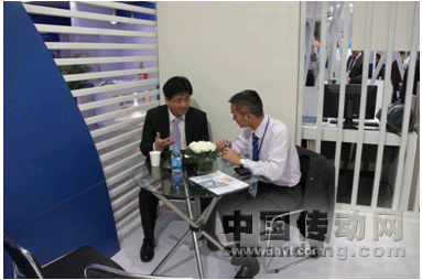 英威騰行業銷售部總監楊林（右一）接待客戶