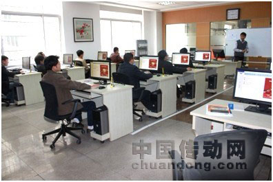 學員在培訓教室參加培訓