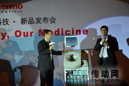 賽默飛病理解剖產(chǎn)品亞太區(qū)總監(jiān)MatthewBell及中國區(qū)經(jīng)理MichaelZhang宣布新產(chǎn)品全球同步上市