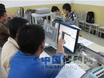 圖一:同組隊員在討論調試程序