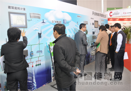 物聯網展板前人流絡繹不絕