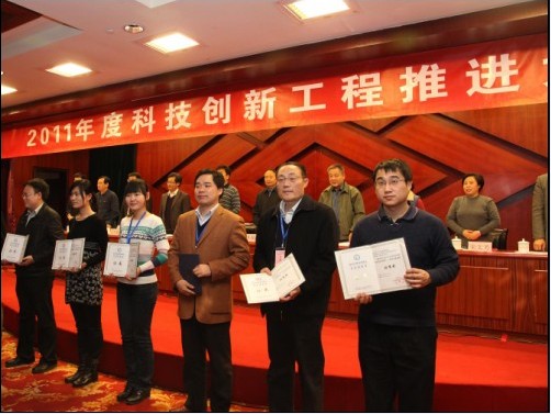 獲獎企業代表(愛社科技右一)