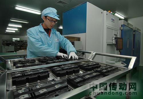 12月23日,工作人員在展示中國北車永濟電機公司發布的IGBT新產品。