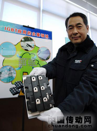 12月23日,工作人員在展示中國北車永濟電機公司發布的IGBT新產品。