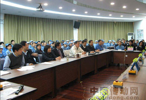 公司各部門領導作為評委,行使神圣的職責。小澤部長(前排左五)