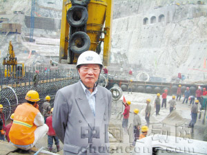2006年4月,潘家錚院士在小灣水電站考察。