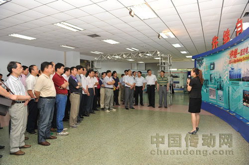 姚志清副總裁熱情接待并陪同代表團(tuán)參觀了許繼展廳。