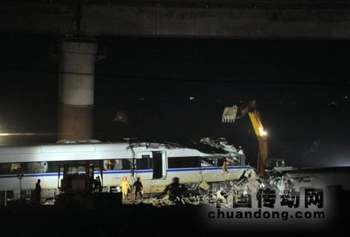 7月25日,挖掘機(jī)正在對(duì)事故列車車廂進(jìn)行拆解