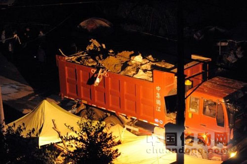 7月25日晚10點(diǎn)30分左右,挖掘車開(kāi)始對(duì)“7-23”甬溫線特別重大鐵路交通事故的列車車廂進(jìn)行拆解,目前有5臺(tái)挖掘機(jī)正在進(jìn)行作業(yè)。圖為第一輛滿載的運(yùn)輸車駛離現(xiàn)場(chǎng)。