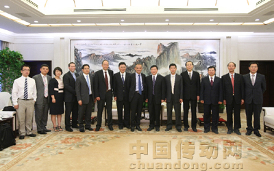 施耐德電氣集團(tuán)總裁兼首席執(zhí)行官趙國(guó)華與陜西省委常委、常務(wù)副省長(zhǎng)婁勤儉等政府領(lǐng)導(dǎo)合影