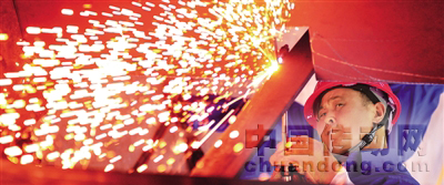 中鐵十一局集團漢江裝備基地,工人正在生產大型裝備。