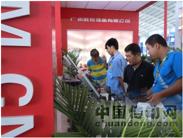 觀眾參觀廣州數控參展產品