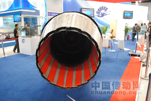 AL-31FN渦扇發(fā)動機的噴口近照