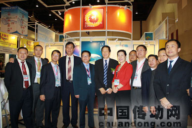 與科工貿信委張立仁處長（左五）及拿督黃漢良先生（左六）常務副會長孫利（左七）在展會上的合影