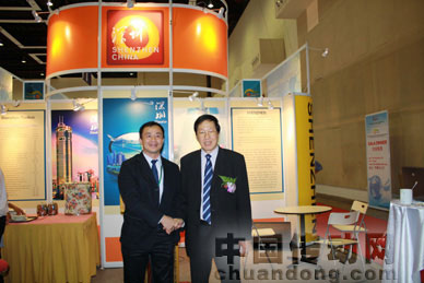 與馬來西亞中國經濟貿易總商會會長拿督黃漢良先生合影