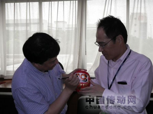 姚毅博士代表凌云與夏普公司總經理筒井正治先生共同添加日本達摩不倒翁“點睛之筆”