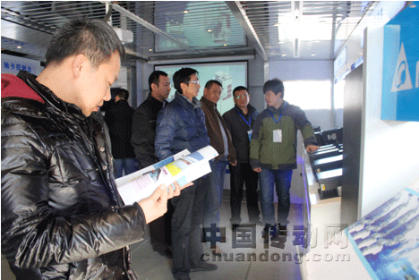 新疆客戶饒有興致的參觀展車內部