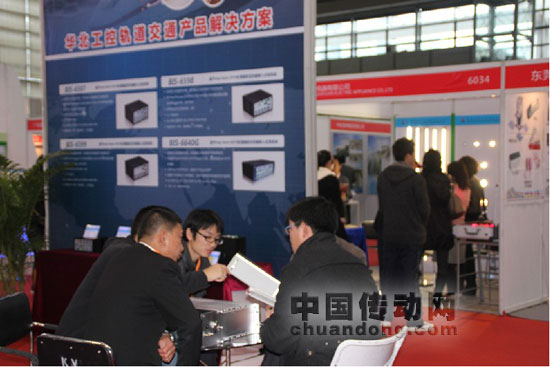 現場與客戶溝通，了解客戶需求