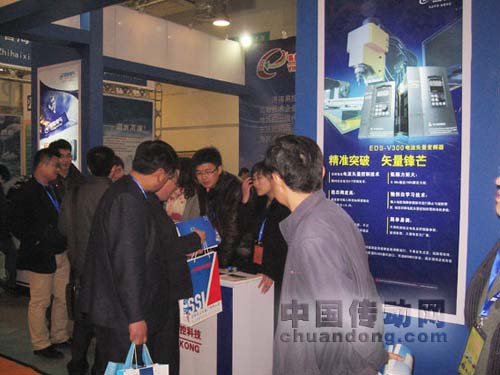 易能盛裝參展“第七屆中國(guó)(山東)國(guó)際裝備制造業(yè)展覽會(huì)”