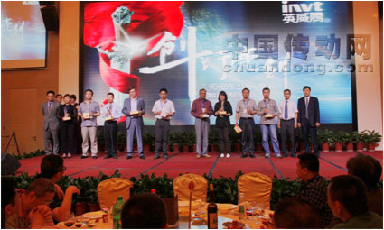 公司國內(nèi)銷售中心總監(jiān)任海松(右一)、國內(nèi)行業(yè)部總監(jiān)楊林(右二)、海外銷售中心總監(jiān)王健(左一)為獲得“市場開拓獎(jiǎng)”的經(jīng)銷商頒獎(jiǎng)