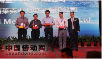 公司銷服事業(yè)部總經(jīng)理王永立(右一)為獲得“優(yōu)秀經(jīng)銷商獎(jiǎng)”的經(jīng)銷商頒獎(jiǎng)