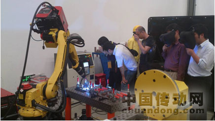 業內專家參觀FANUC焊接機器人實驗室