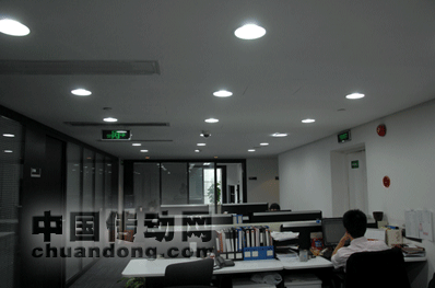  圖1：未更換LED燈具的辦公室， 亮度不夠，影響視力與工作效率。